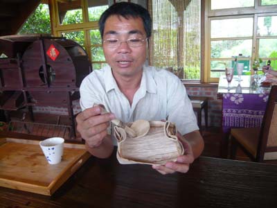朱進郎展示以檳榔葉做的手工品，這是體驗課程之一