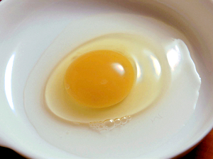 打在碗裡的隆昌牧場鮮力蛋Sunny Eggs，蛋白、蛋黃分明，濃度與一般市售雞蛋不同