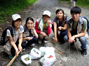 暑期青年志工及國際志工藉由服務於山林間，培養關懷台灣山林的情懷