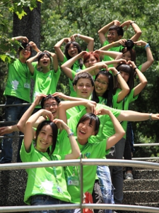「暑期青年志工召募」的另一項重點是建立國際友誼，年輕人一邊學習、服務，也一邊培養人際關係