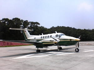 載著精密航空攝影機的「Beech-200」飛機，時常與老天爺搶時間起飛服役
