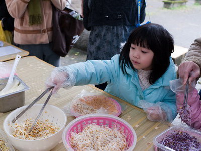 搭配市集活動推出芽菜體驗活動，讓民眾能學會芽菜的用途(劉金枝提供)