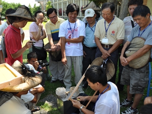 苗栗區農業改良場養蜂班課程，圖為教導農民練習製作擺入蜂箱的巢片