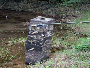 用石頭砌成的天然水管，用竹竿把木栓抽起，水就會順流到灌溉渠道