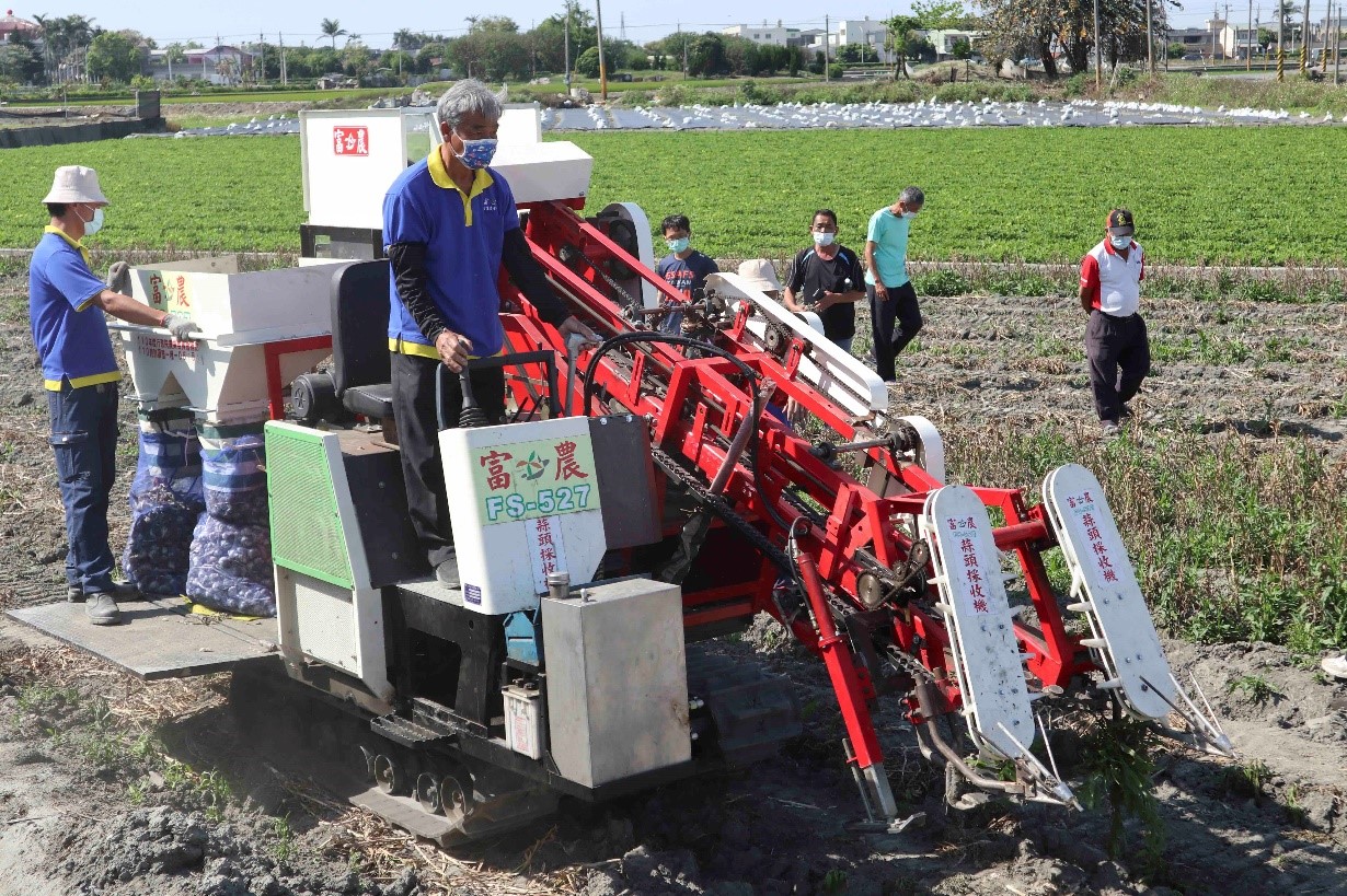 大蒜策略聯盟引入引入臺南區農業改良場開發的自動化機械設備，藉以帶動產業產品價值與食品安全