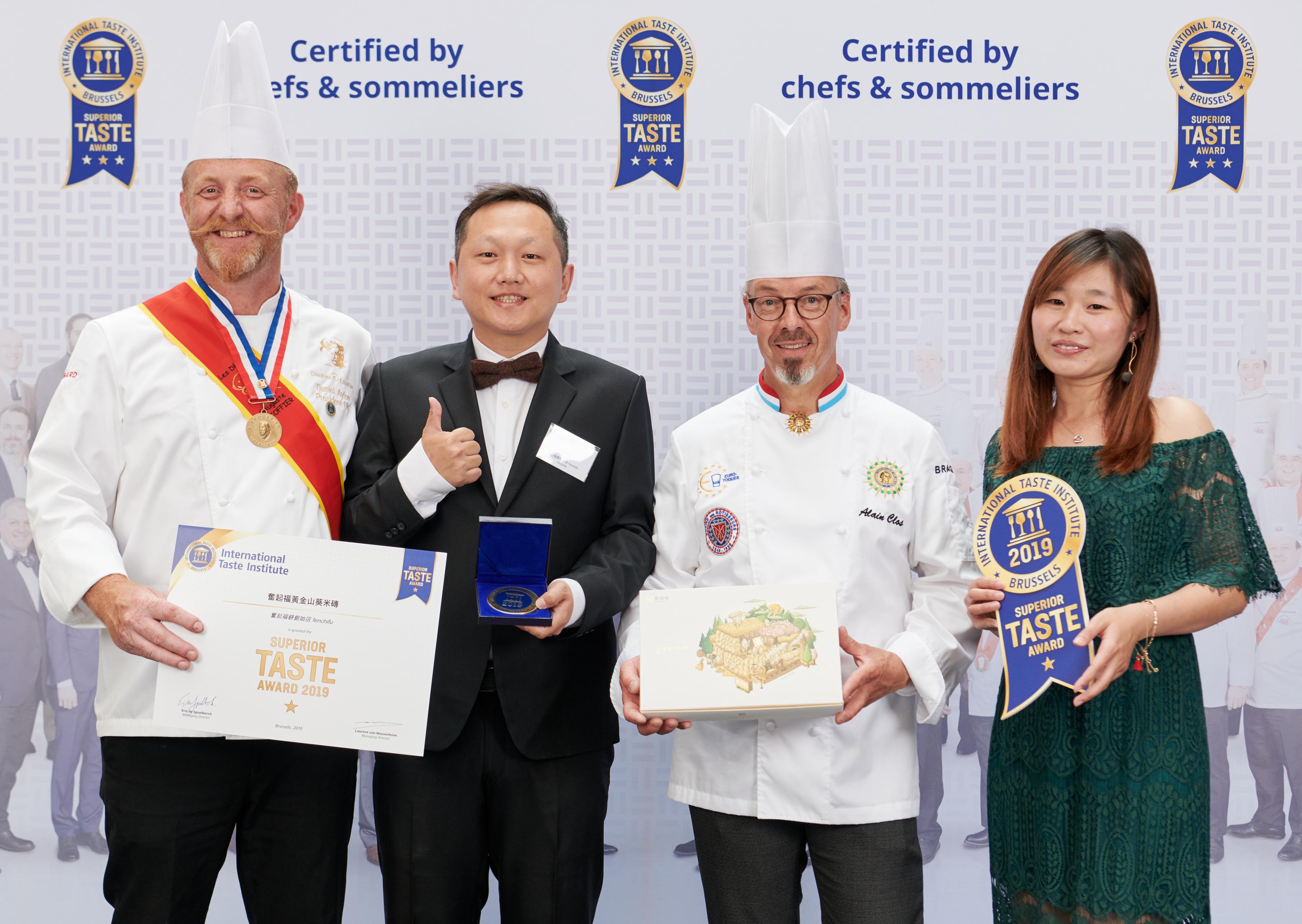 奮起福米餅連續兩年榮獲有著「食品界米其林」之稱的歐洲 ITI （ INTERNATIONAL TASTE INSTITUTE ）國際風味評鑑大賽，勇奪風味絕佳獎一星及二星獎章。