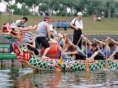 端午節前後，全台各地都會舉行划龍舟比賽（本圖由宜蘭縣教育資訊網提供）