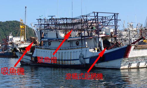 扒網又叫「三腳虎」，船上搭配有燈船、吸魚機及滾桶式起網機，成本低、效率高，為南方澳在內的重要捕魚技法（本圖由宜蘭縣討海文化保育協會提供）