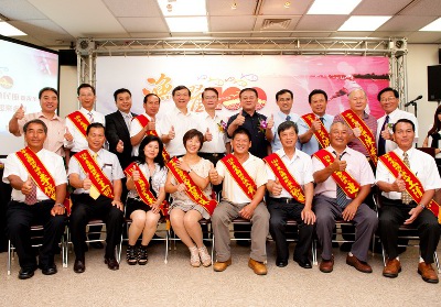 胡副主委與今年受表揚的12位全國模範漁民合影