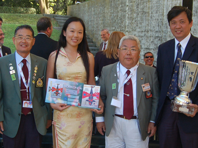 2009年鍾瑩瑩（左二）參加荷蘭錦鯉展