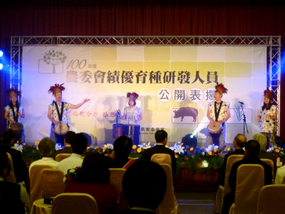 有力的鼓聲搭配上表演者隨節奏吶喊的「耀眼競爭力、感恩培育心」，傳達台灣農業的蓬勃生機與活力